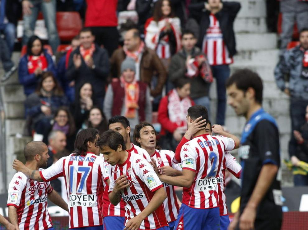 Los jugadores del Sporting celebran uno de los tantos