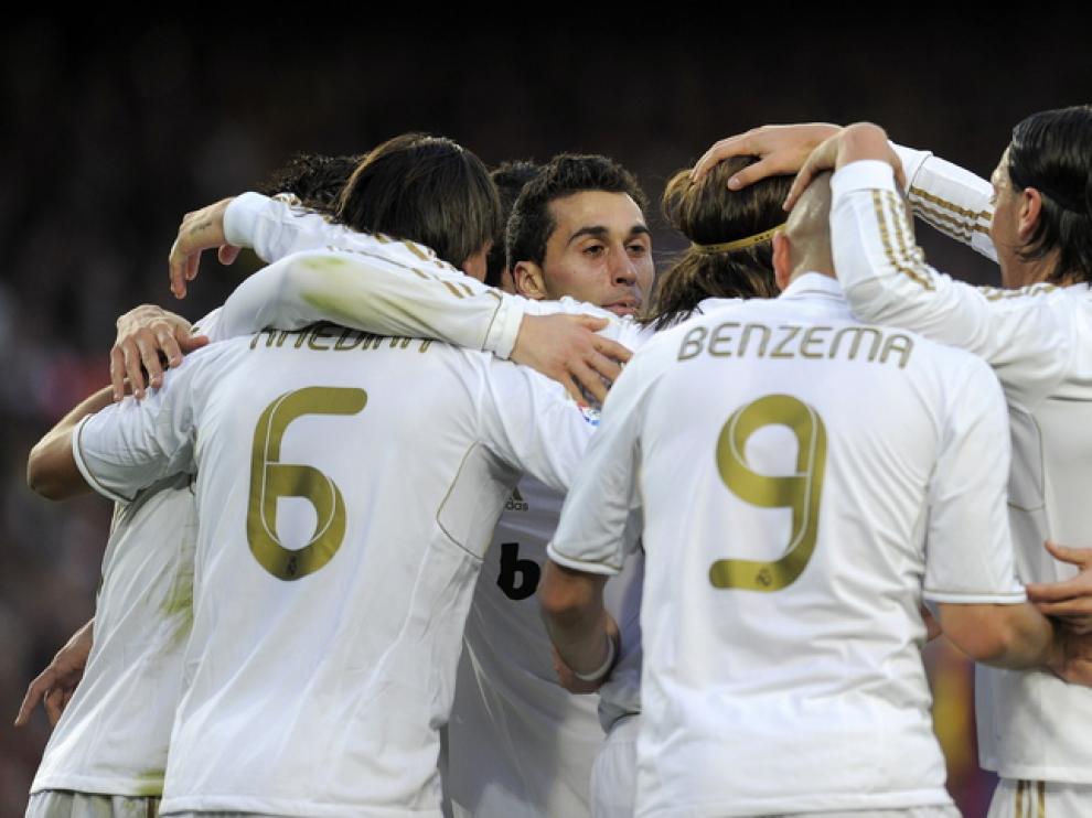 Los jugadores del Madrid celebran el gol de Khedira