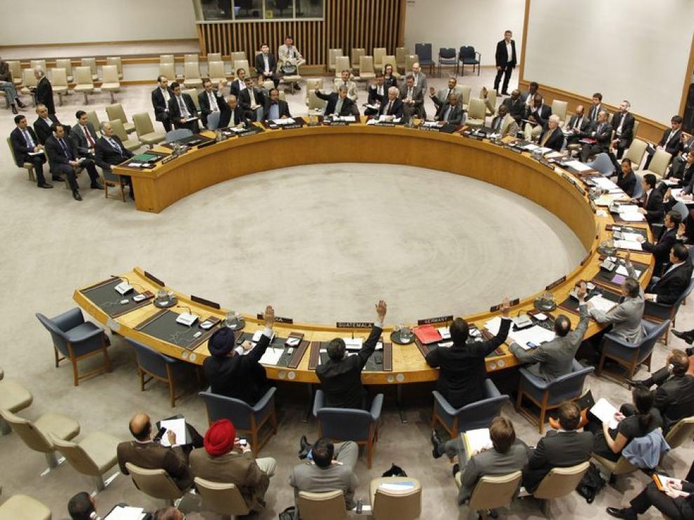 Los miembros del Consejo de Seguridad autorizan el envío de 300 observadores desarmados a Siria.