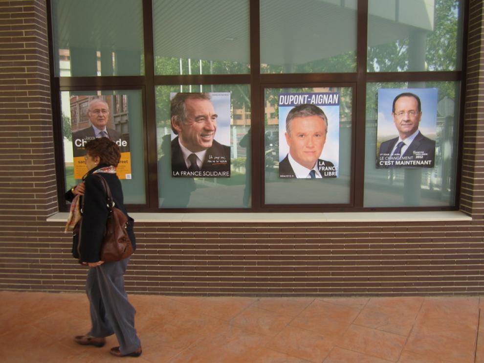 Varios carteles en la fachada del Moliére