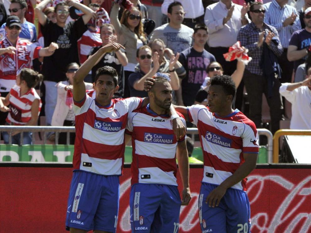 Los jugadores del Granada celebran el gol