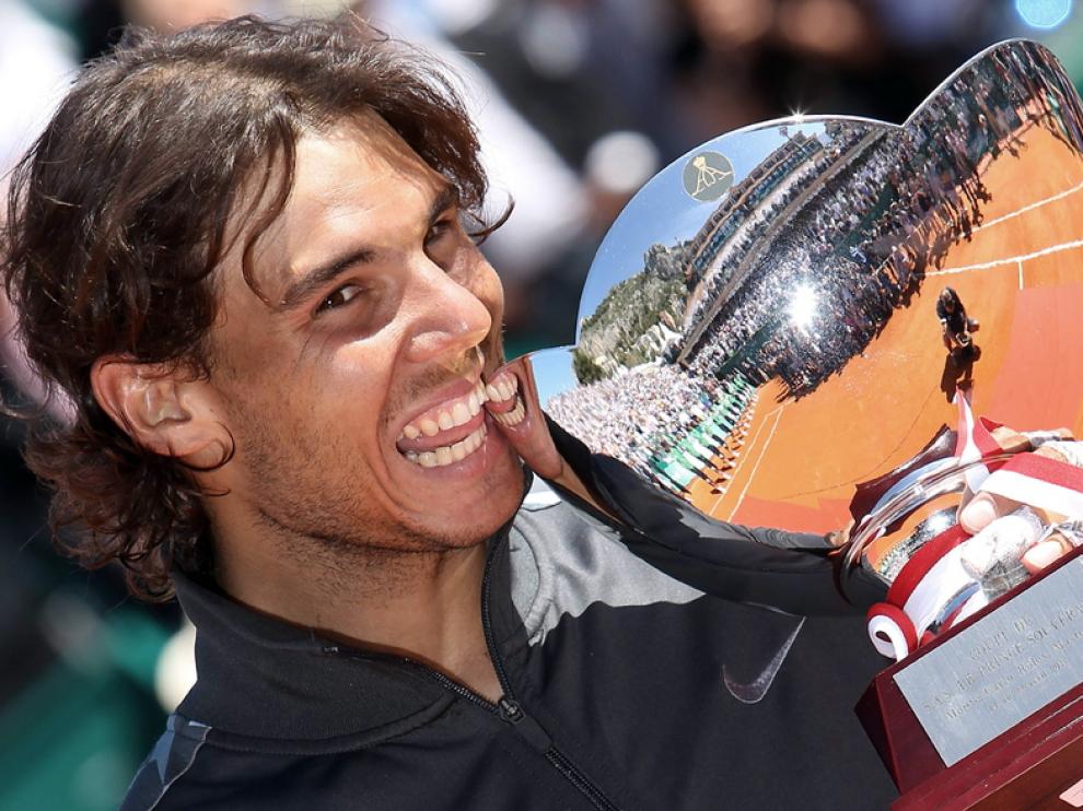 El tenista español posa con la copa