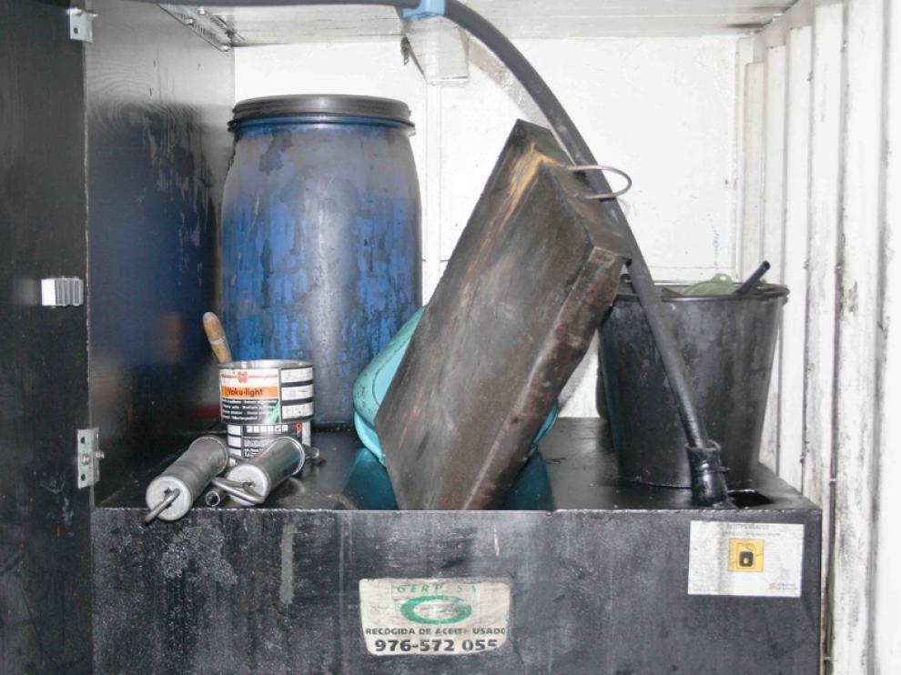 Los mecánicos guardan el aceite usado