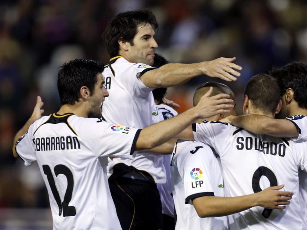 El delantero brasileño del Valencia CF Jonas Gonçalves (d) celebra su gol
