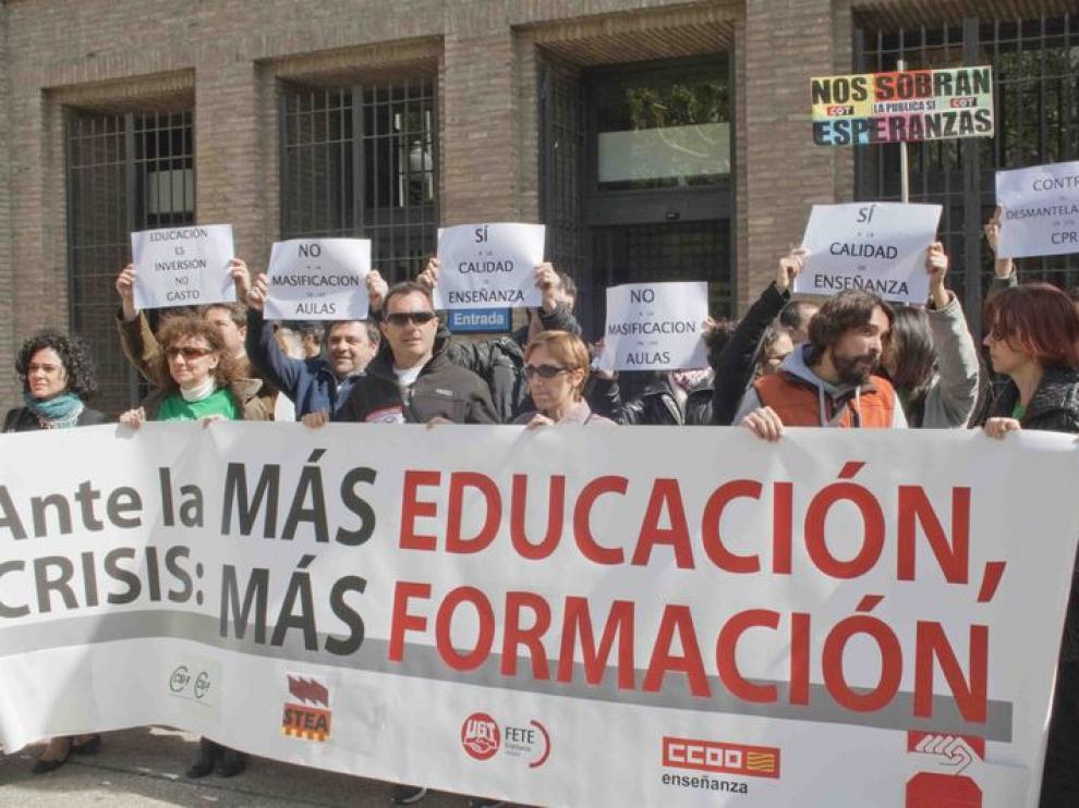 Manifestación a favor de la educación pública frente a la DGA