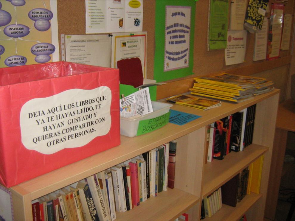 Los libros esperan en la Fundación Tranvía el momento de su liberación