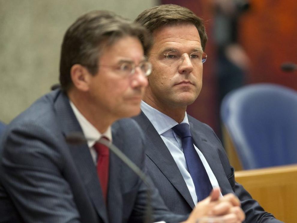 El primer ministro holandés, Mark Rutte, y el ministro holandés de economía, Maxime Verhagen.