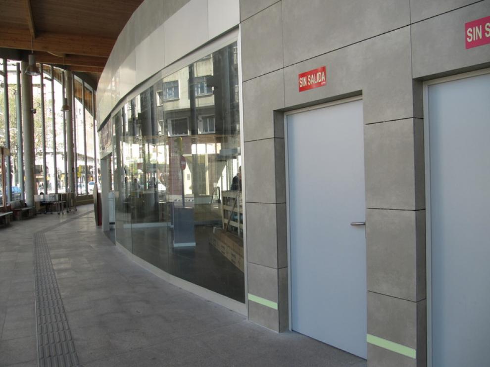 Los aseos de la estación de Goya, cerrados y sin cartel