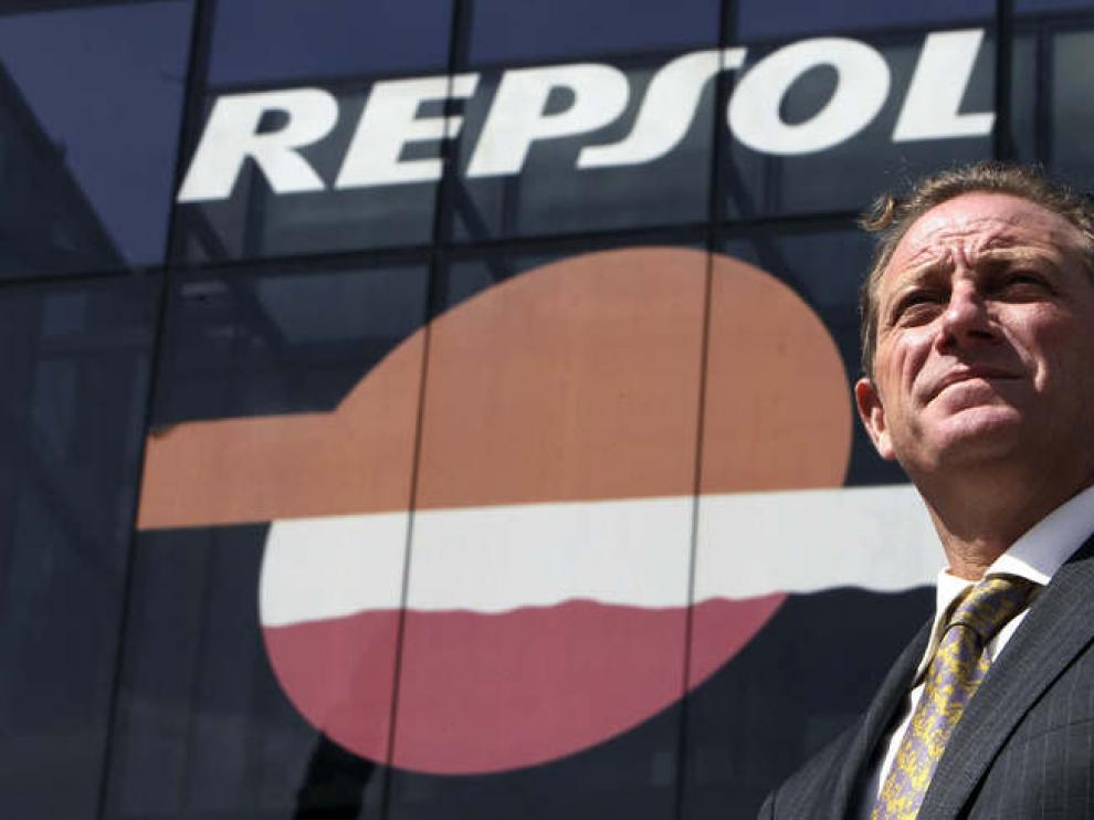 Tomás García Blanco, exdirector de Exploración y Producción de YPF, posa ante la sede central de Repsol en Madrid.