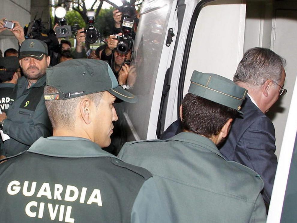 Antonio Fernández entrando en un furgón policial