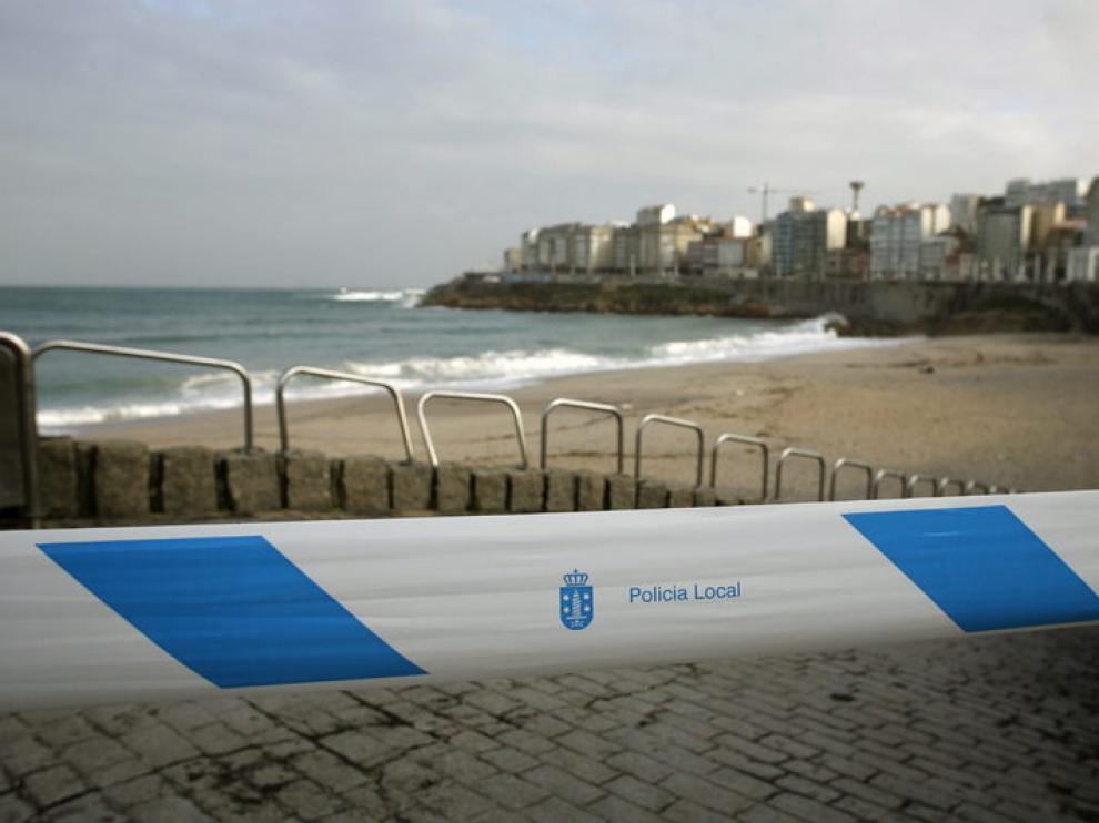 La Policía Local de A Coruña ha acordonado los accesos a las playas debido a la alerta naranja en todo el litoral.