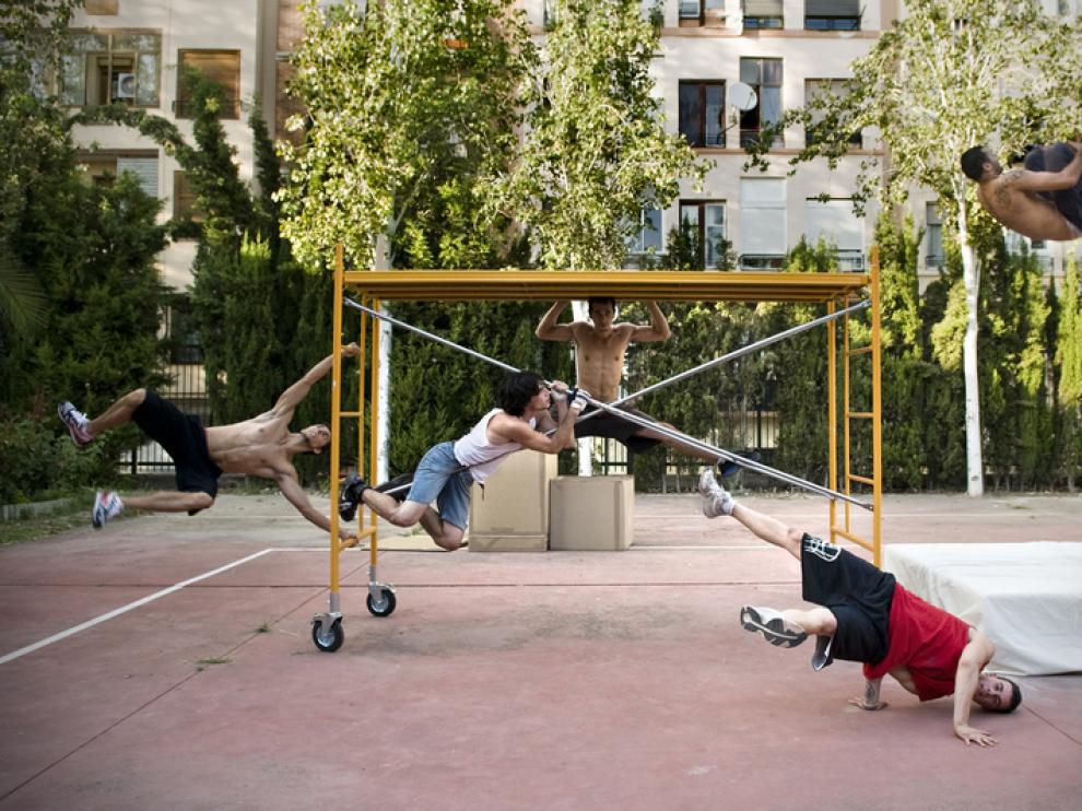 Jóvenes practicando 'parkour', en San Pablo