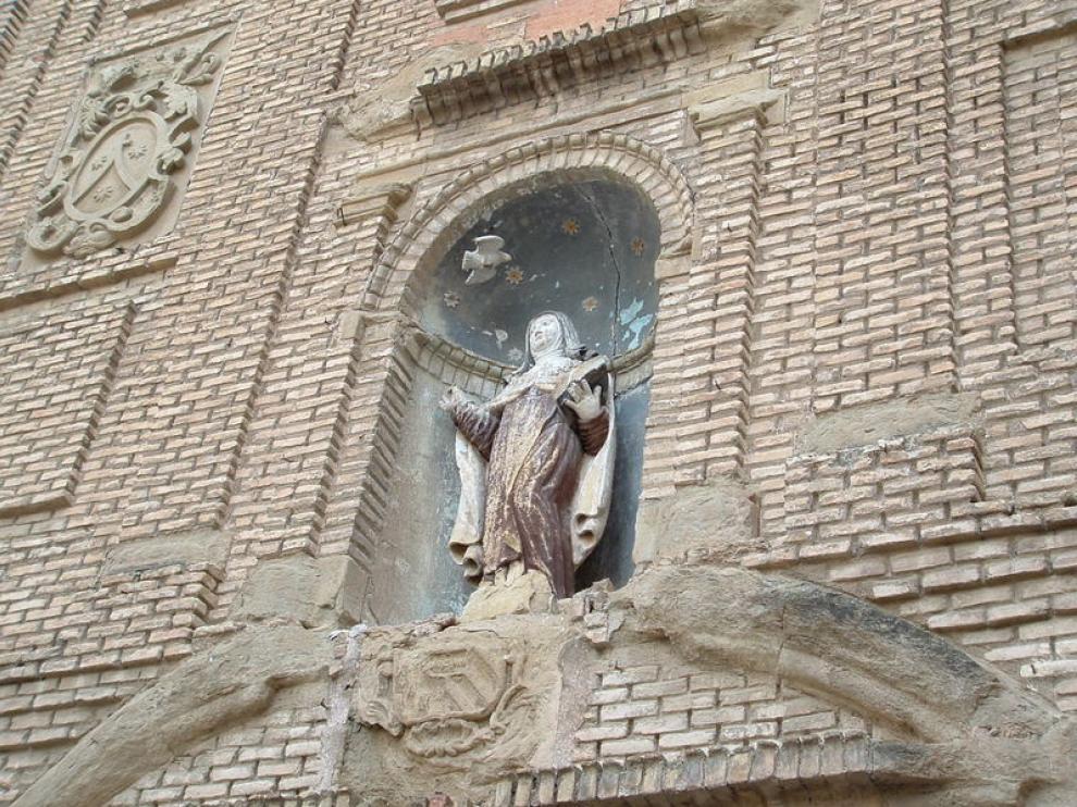 La imagen de Santa Teresa que preside el portal ha sufrido la acción de las palomas que anidan en el inmueble