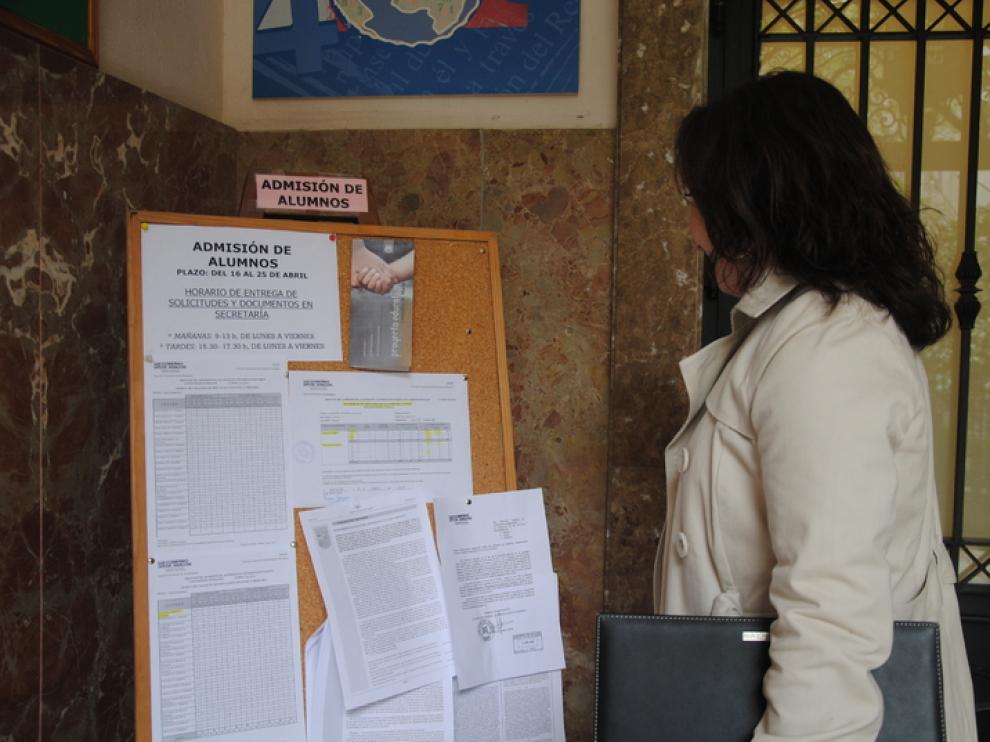 Una madre espera a presentar la solicitud