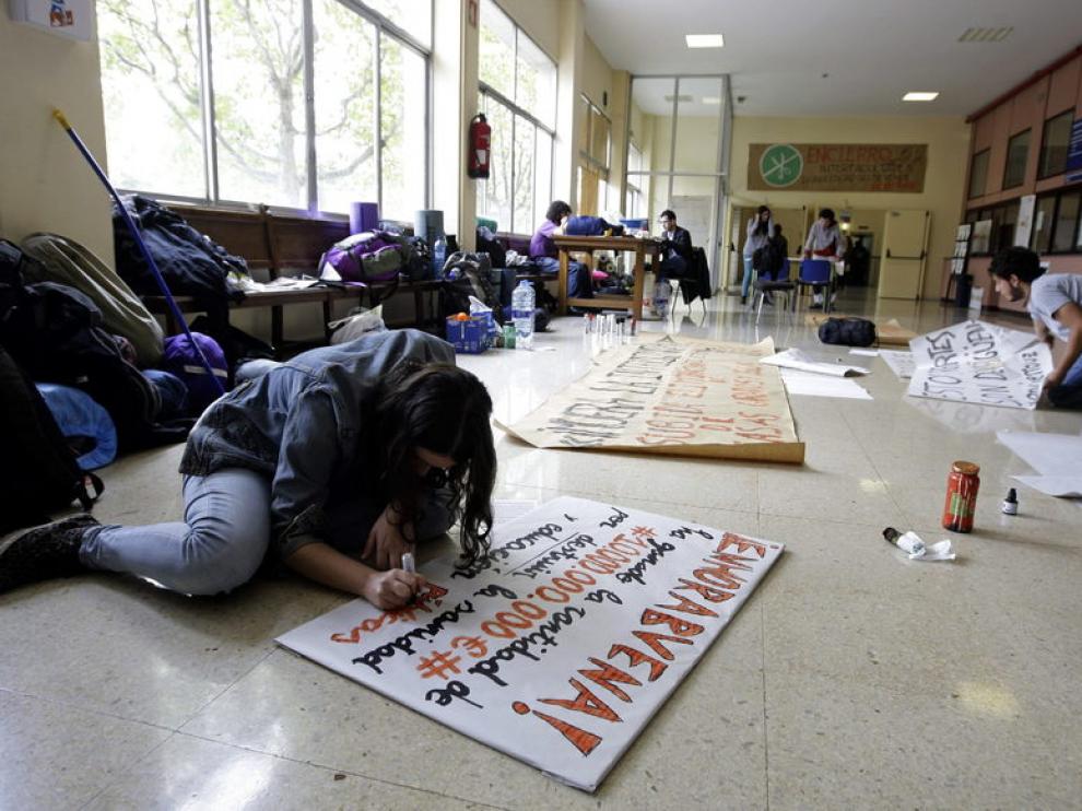 Varios estudiantes preparaban pancartas esta mañana en Interfacultades