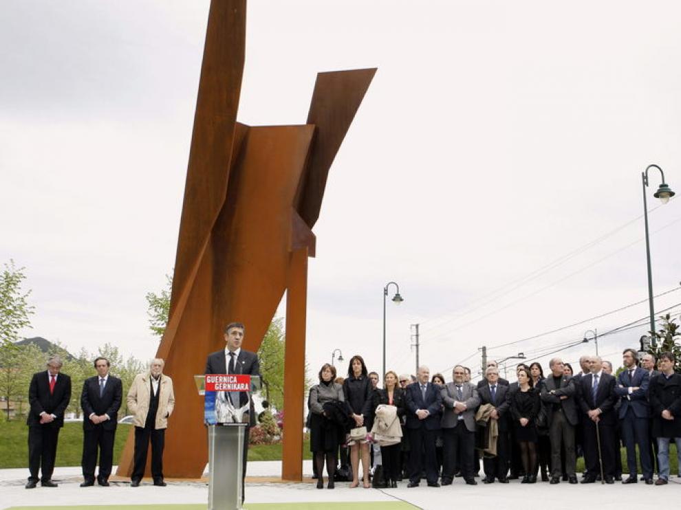 López inaugura la escultura de Néstor Basterretxea Agonía de fuego
