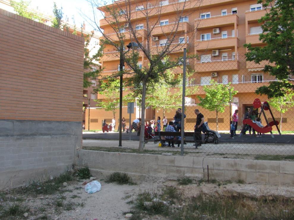 Solar sin vallar en la glorieta Selene de Valdefierro