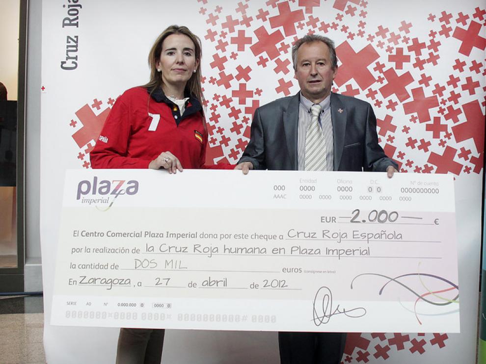 Plaza dona 2.000 euros a Cruz Roja