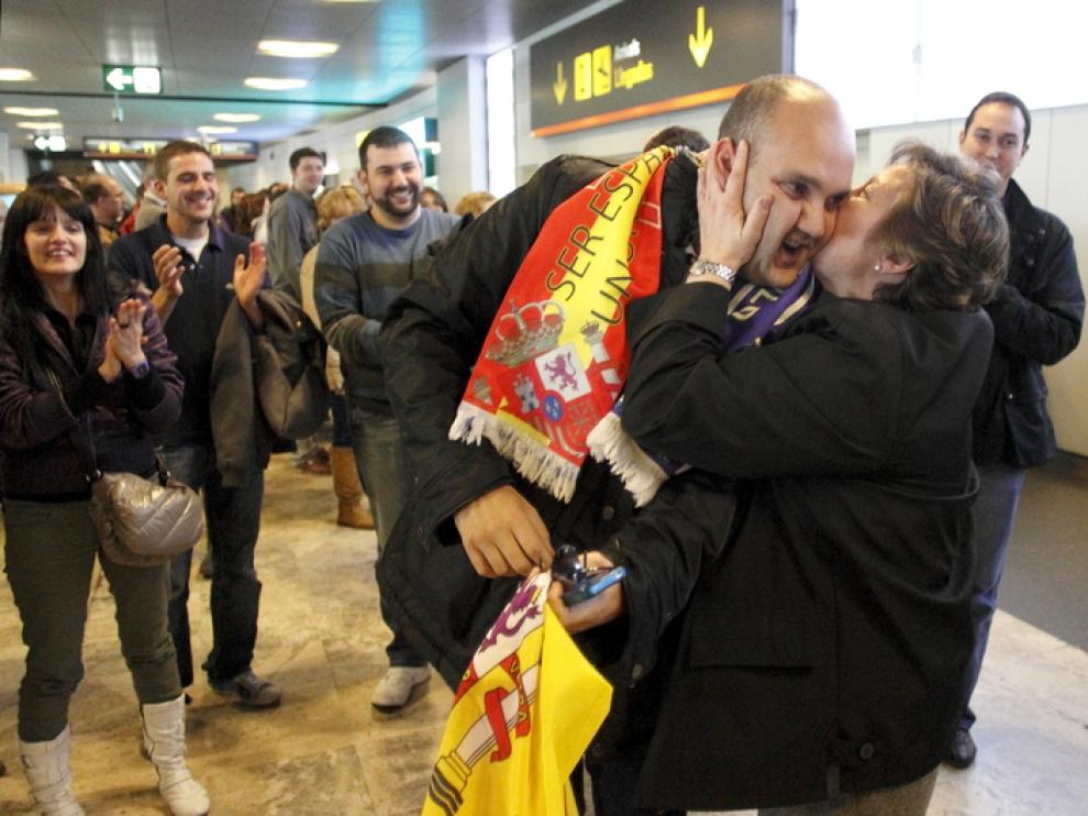 Diego Martínez besa a su madre en el aeropuerto de Madrid