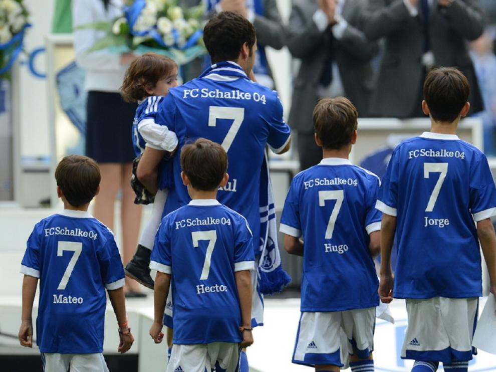 Raúl recibió la ovación de los aficionados acompañado de sus hijos