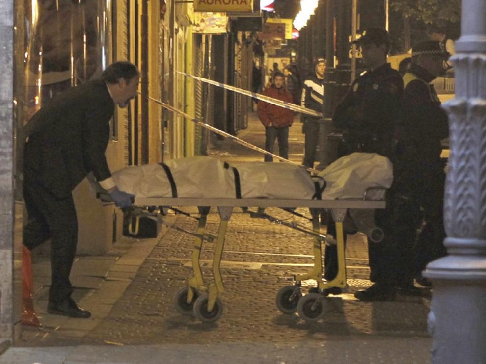 La Policía retira el cuerpo del adolescente fallecido