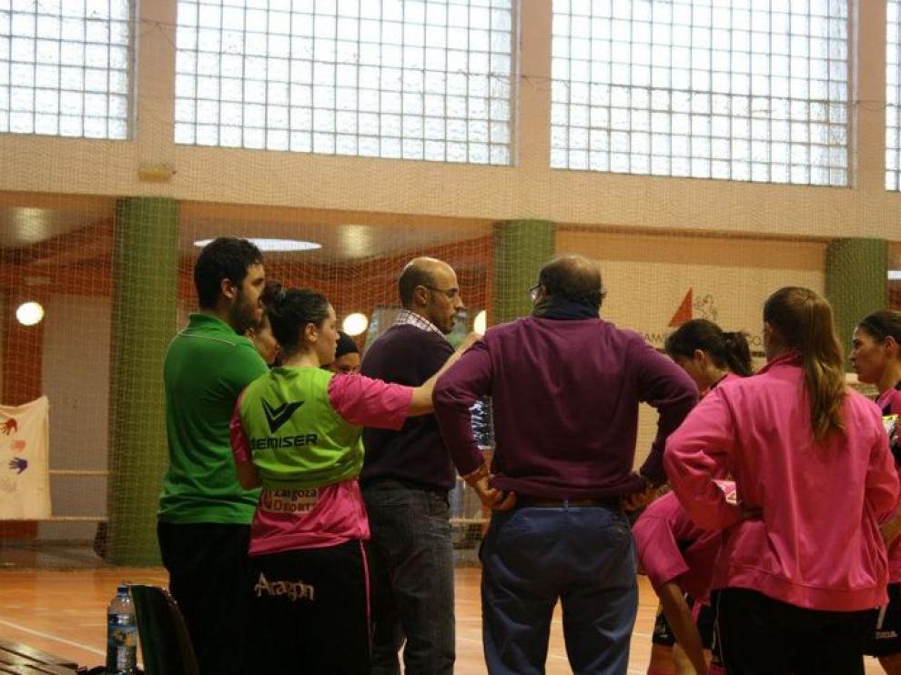 Las jugadoras del Natudelia se aglutinan en torno a su entrenador