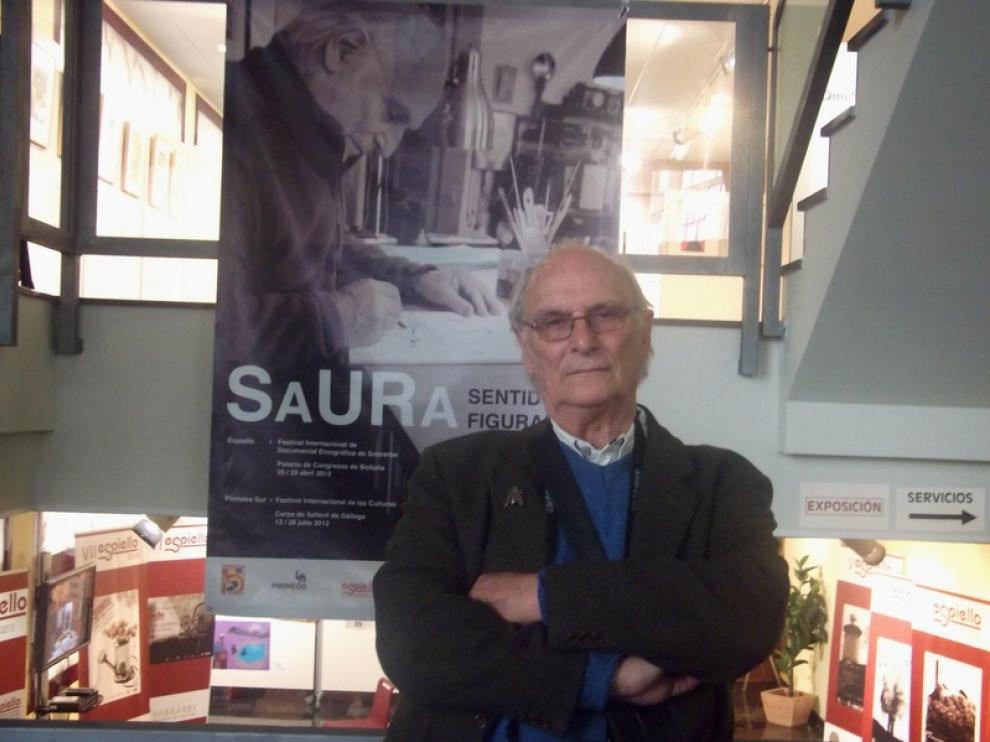 Carlos Saura, ante un artel del festival