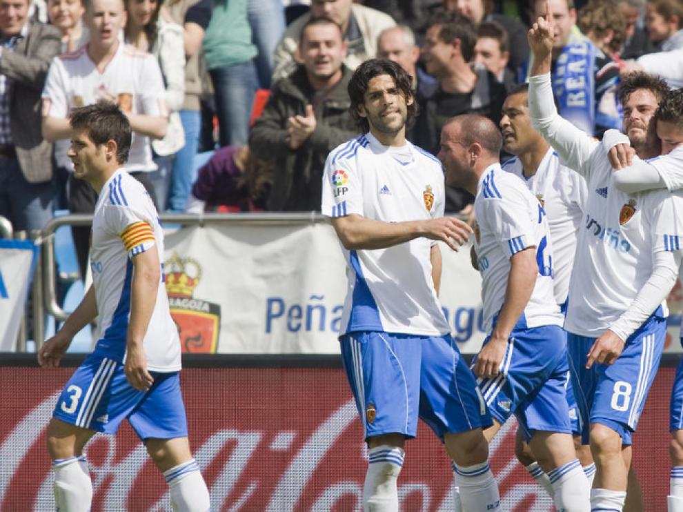 Los jugadores hacen una piña para celebrar un gol ante el Athletic
