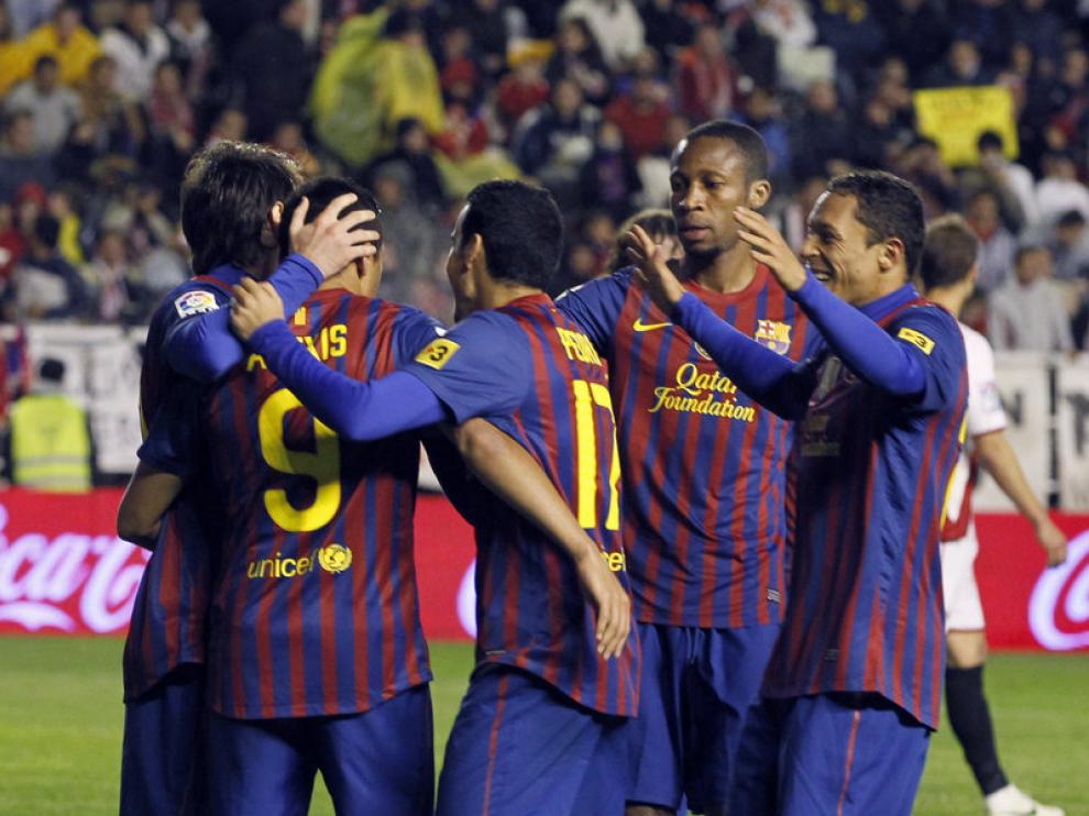 Los jugadores del FC Barcelona celebran uno de los tantos marcados.