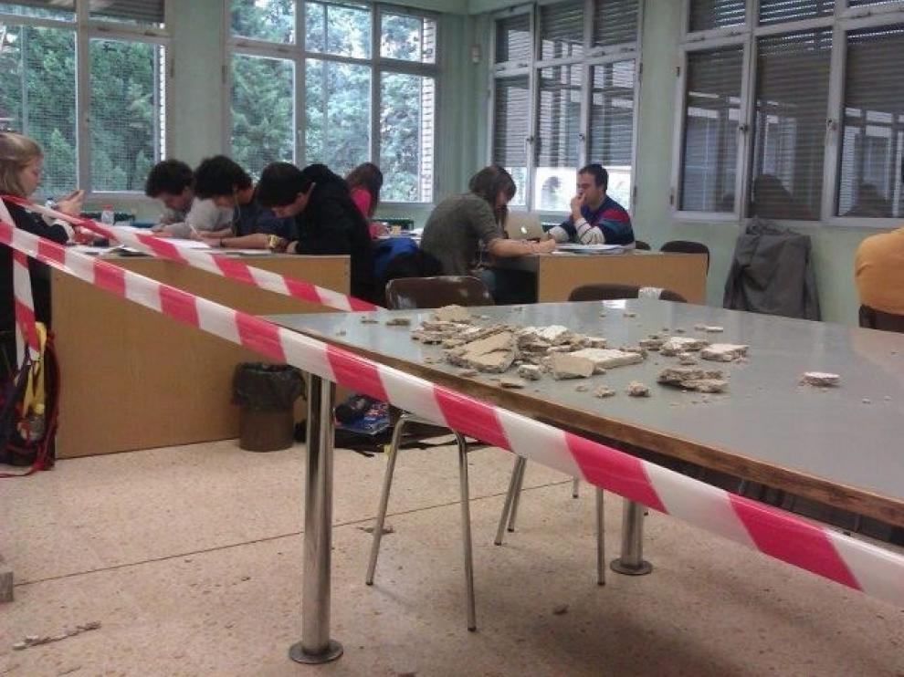 Imagen de los destrozos provocados por la caída del falcho techo