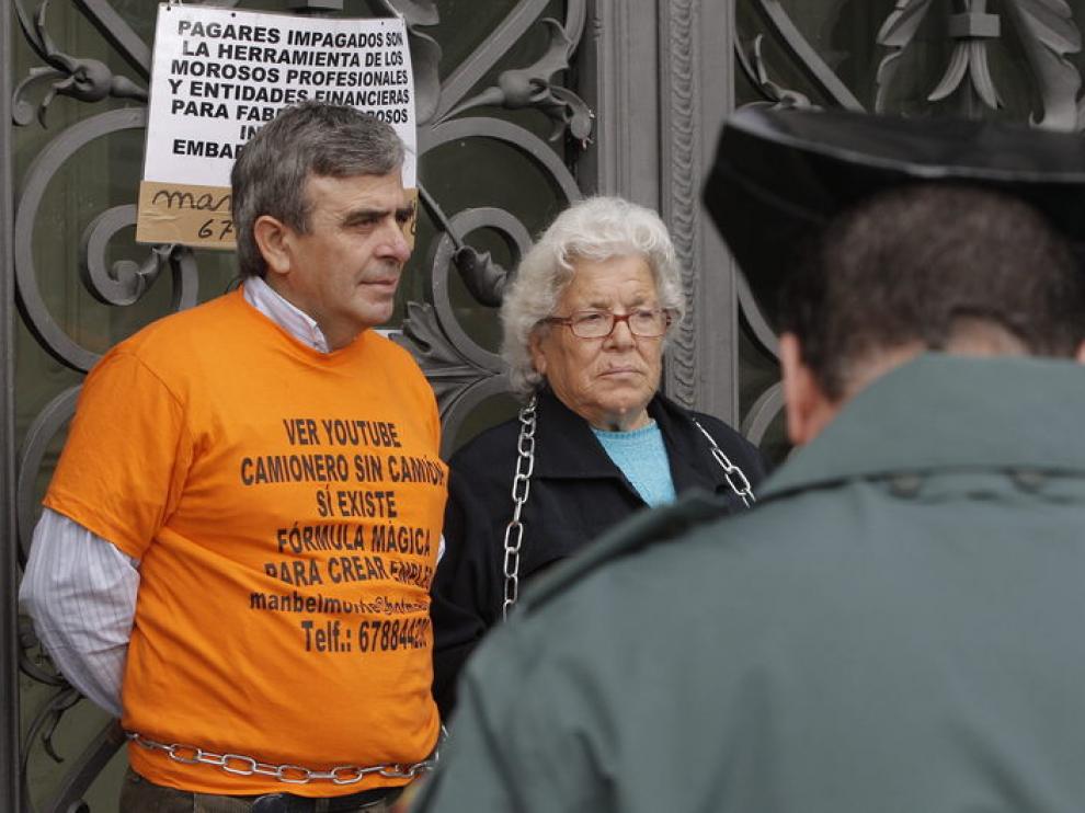 La anciana y su hijo encadenados en el Banco de España