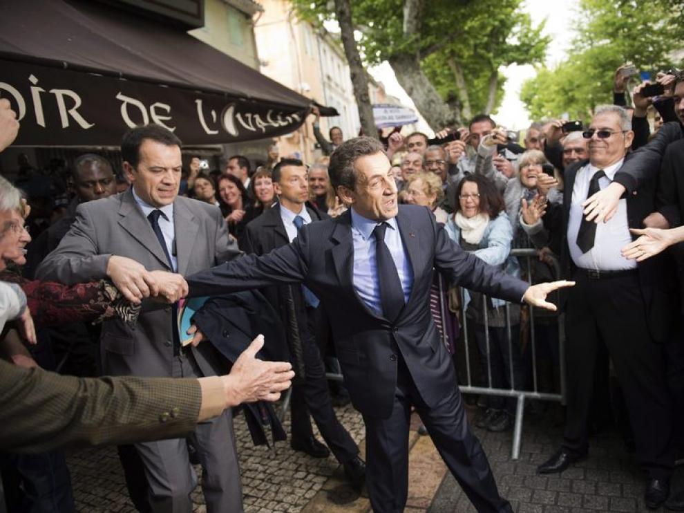 El actual presidente y candidato a las elecciones, Nicolas Sarkozy, saluda a sus simpatizantes