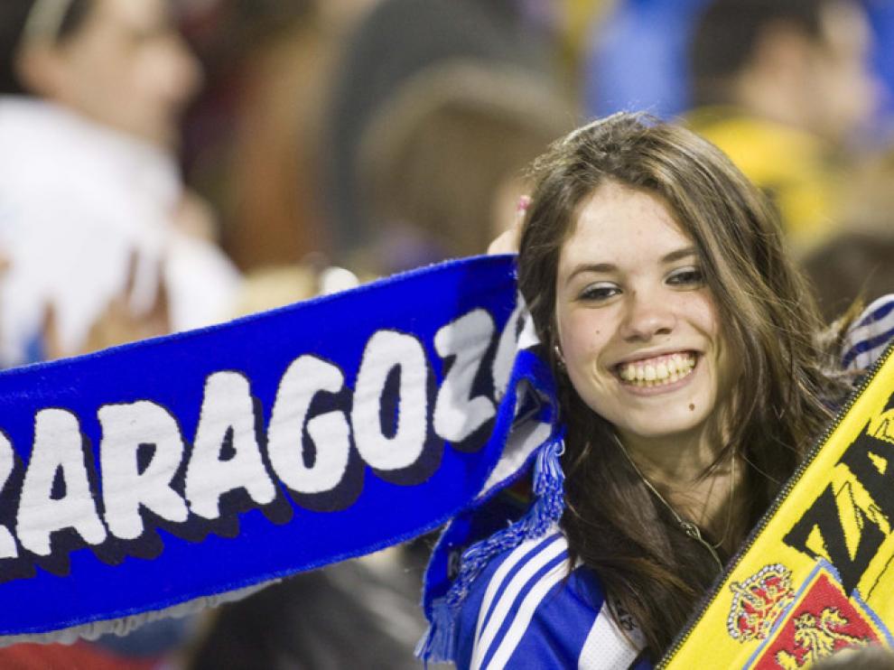 Una aficionada animando en la Romareda en el partido ante el Levante
