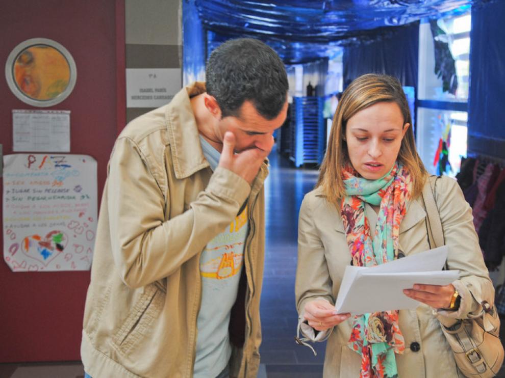 Dos padres revisan las listas tras el sorteo