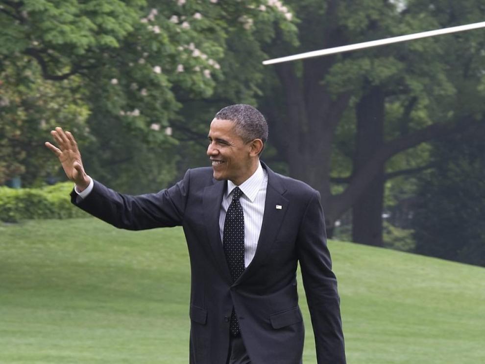 Barack Obama saluda a sus seguidores tras aterrizar en la Casa Blanca.