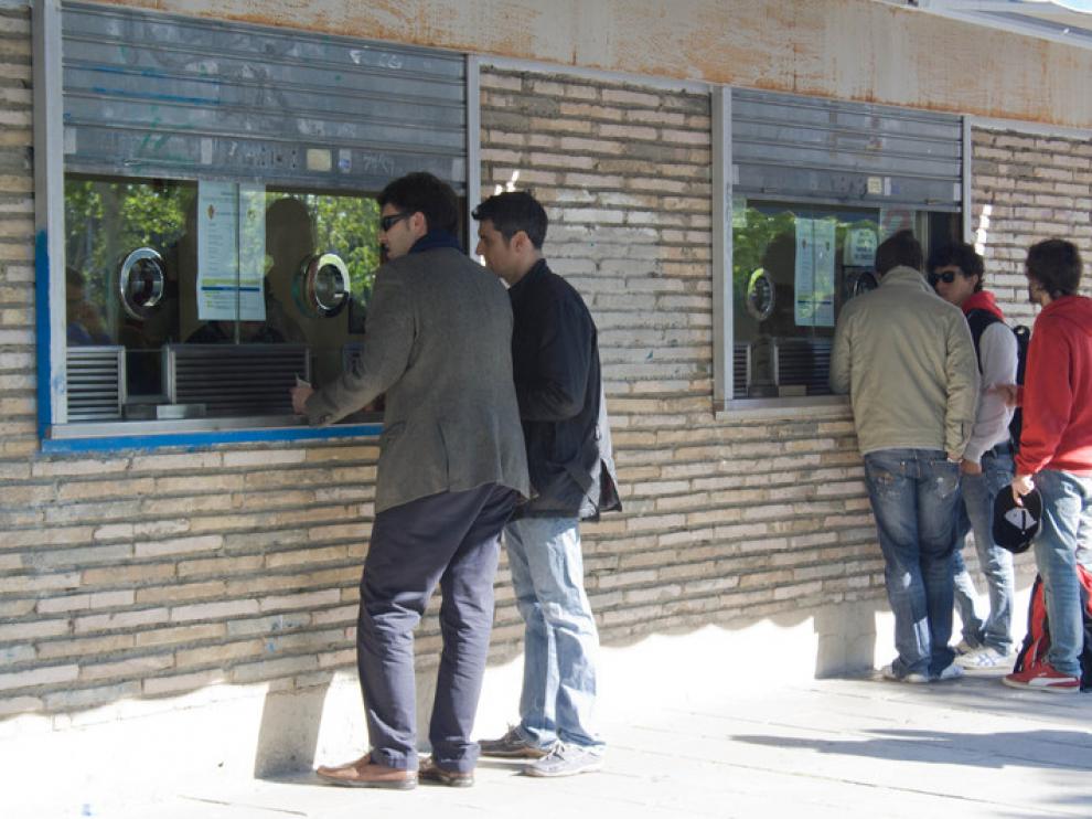 Aficionados comprando entradas