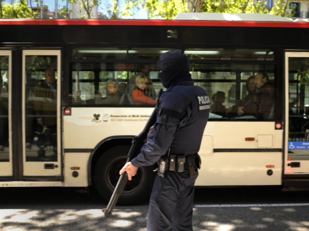 Patrulla de un Mosso de Esquadra en Barcelona
