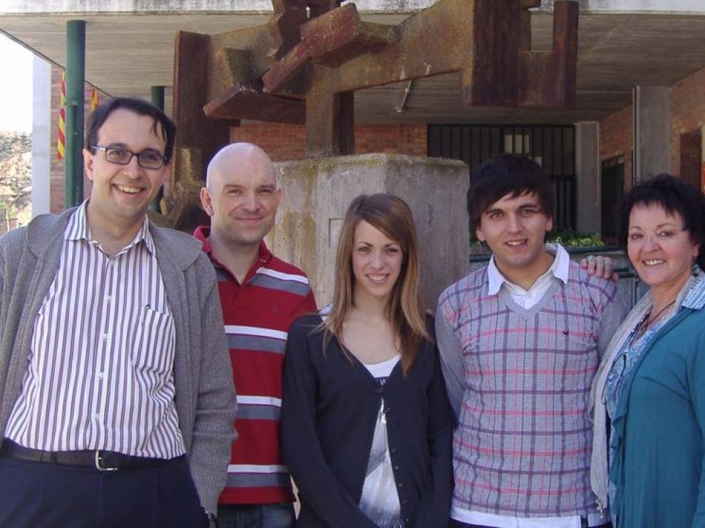 El profesor Fernando Salas, el jefe de estudios Christian Glaría, los alumnos Celia Mir y Borja Martínez y la directora del centro, Caridad Arlegui.
