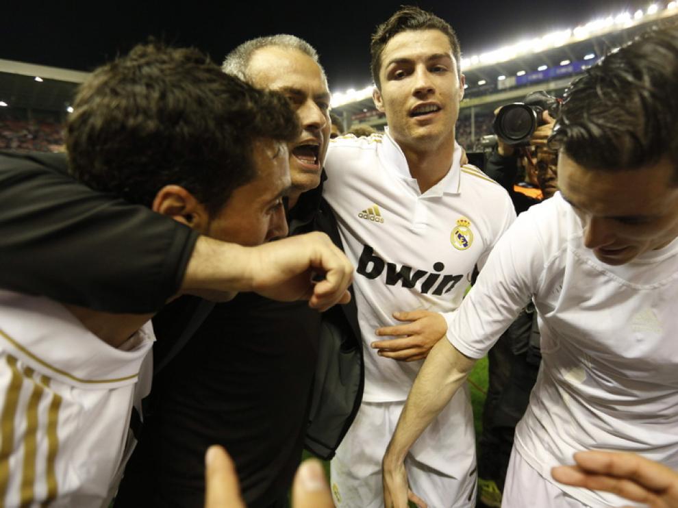 Mourinho celebra el título junto a sus compañeros