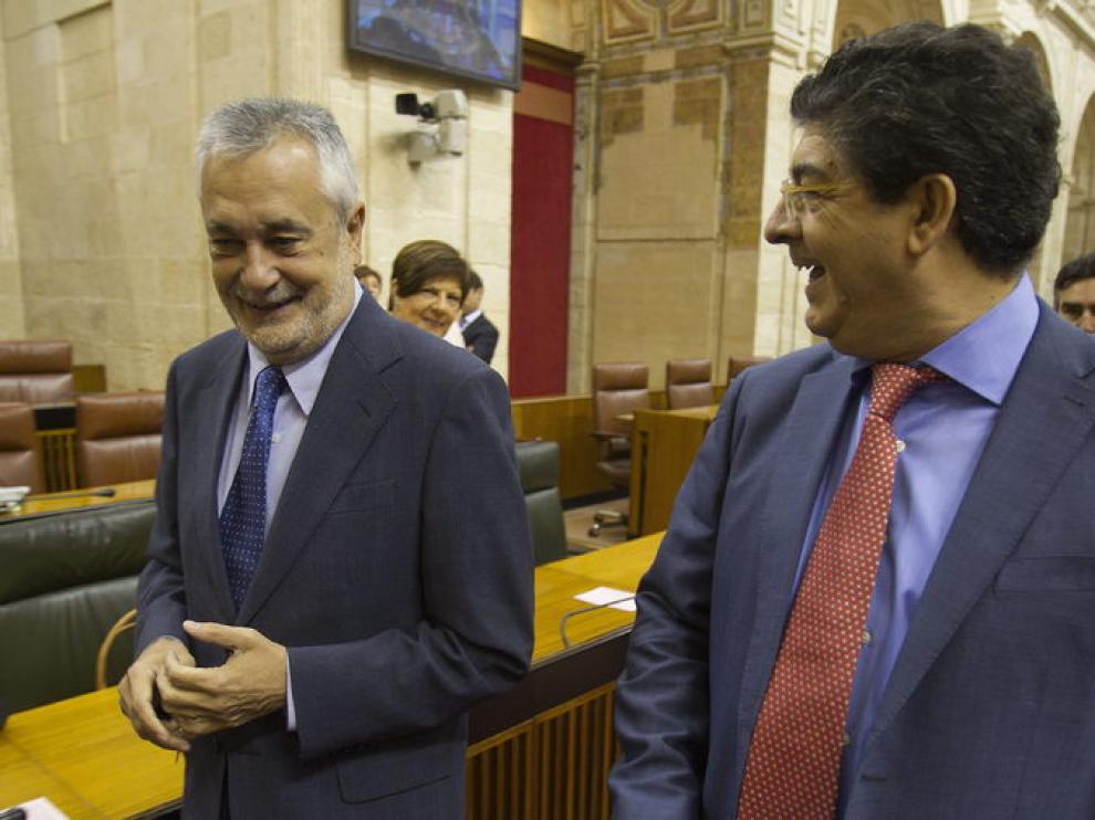 José Antonio Griñán (i), bromea con el portavoz de IULV-CA, Diego Valderas