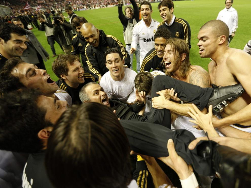Los jugadores mantearon a Mourinho