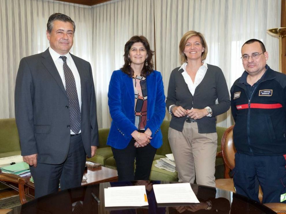 Momento de la firma del convenio para la nueva Uvi Movil del Cuerpo de Bomberos