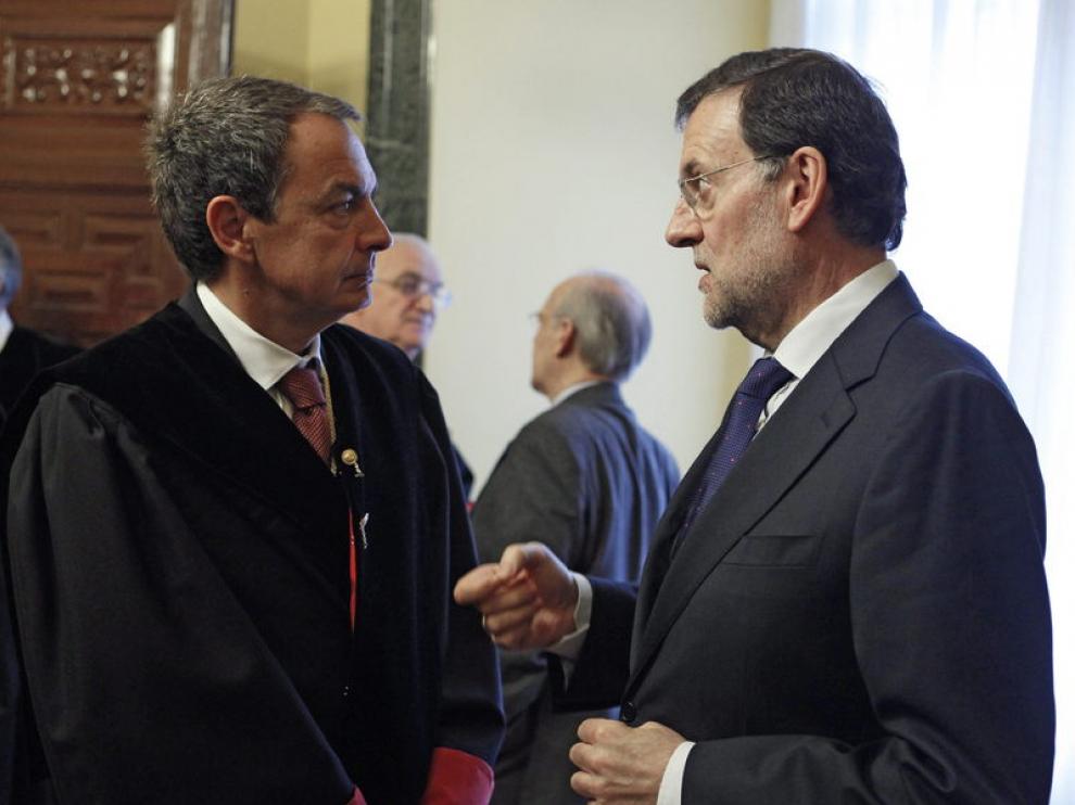 El jefe del Ejecutivo, Mariano Rajoy (d), conversa con José Luis Rodríguez Zapatero