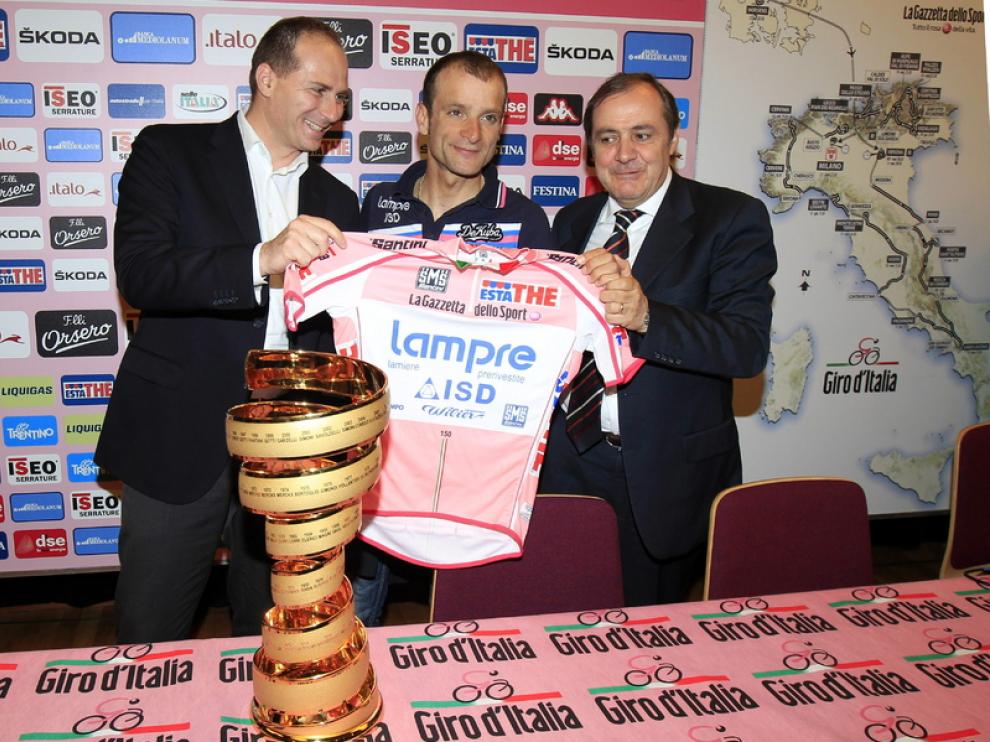 Scarponi ha recibido la maglia rosa del 2011 tras la descalificación de Contador