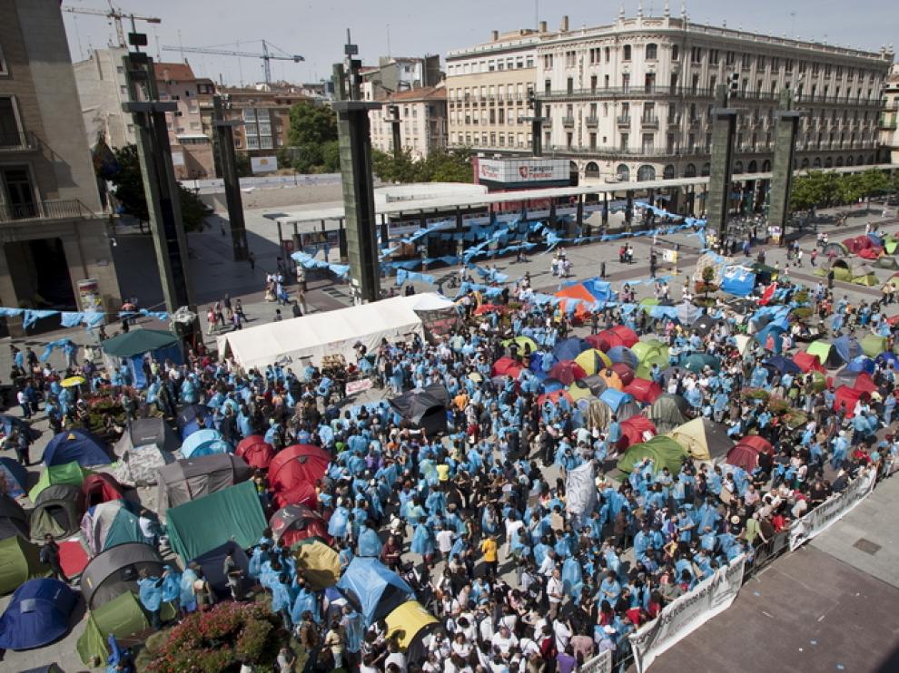 Acampada en la plaza del Pilar, en junio de 2011