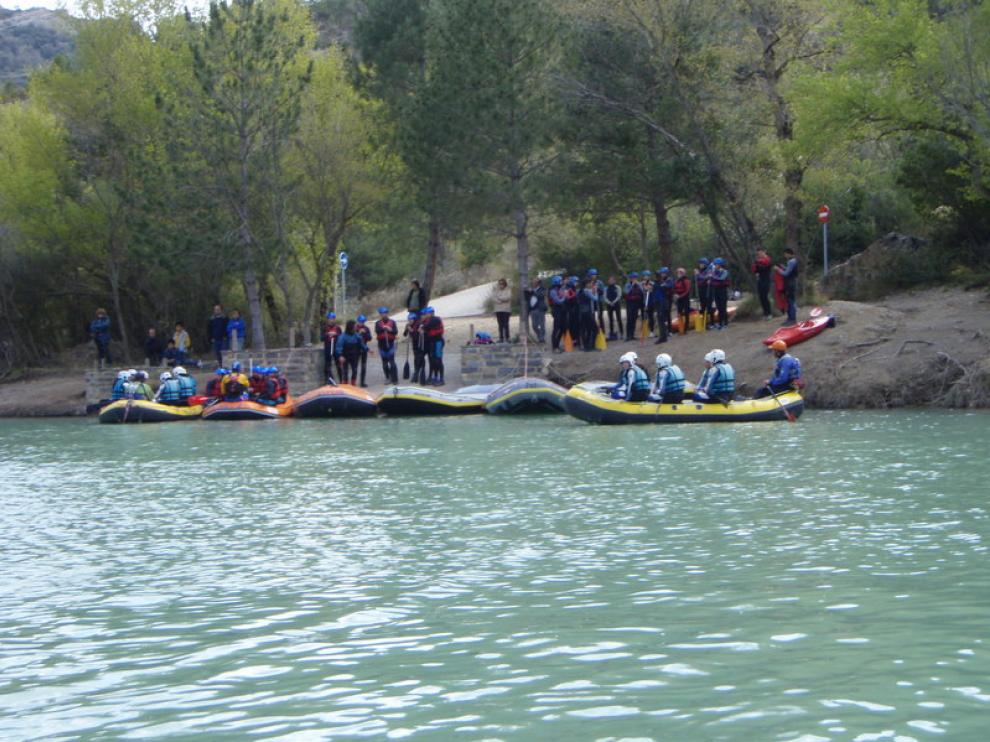Un grupo se prepara para bajar por el Gállego