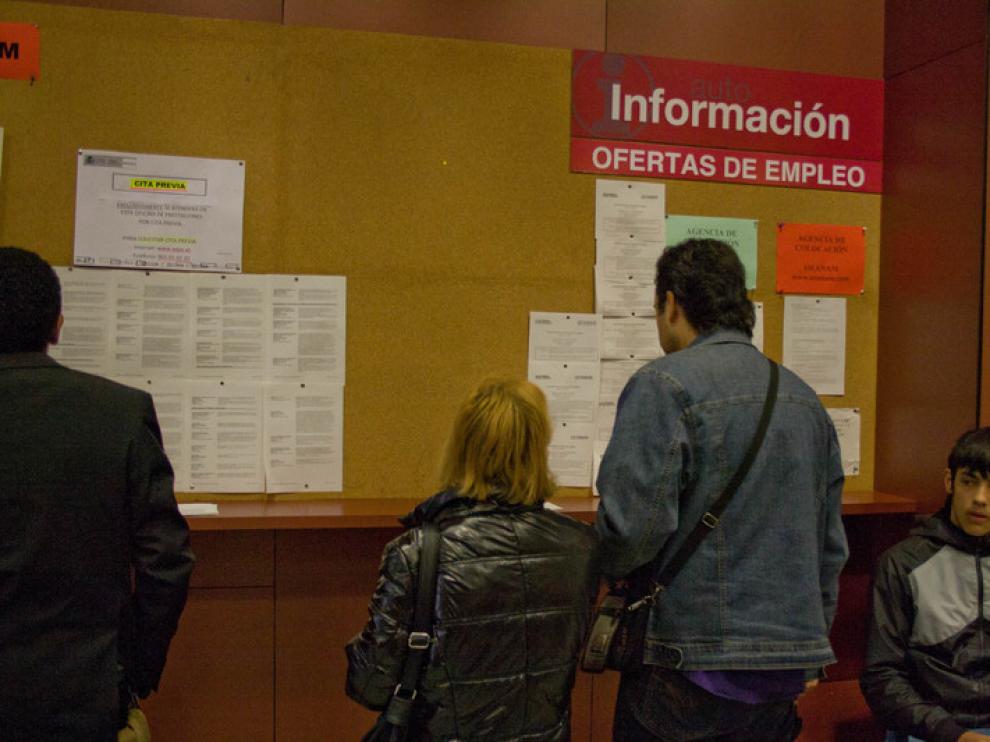 Parados revisando ofertas de empleo