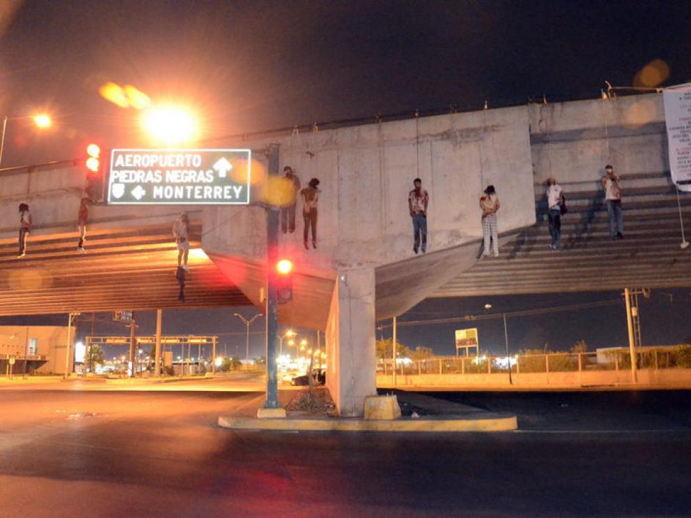 Nueve cadáveres colgados en un puente de México