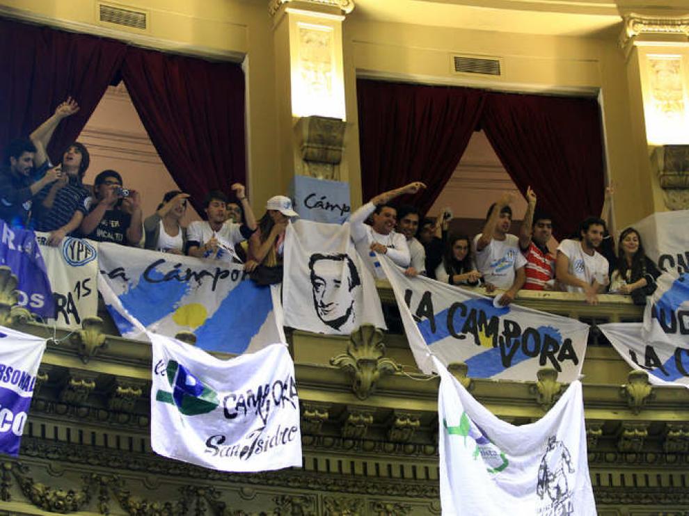 Partidarios de la expropiación lo celebran durante la sesión