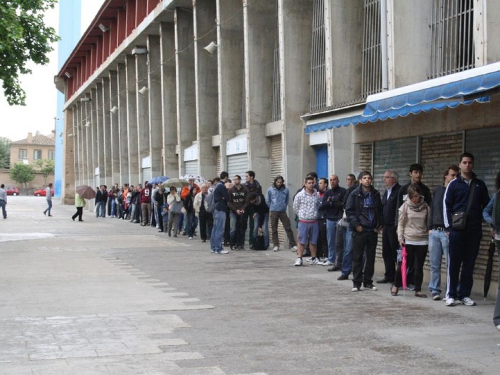 Aficionados del Real Zaragoza comprando entradas